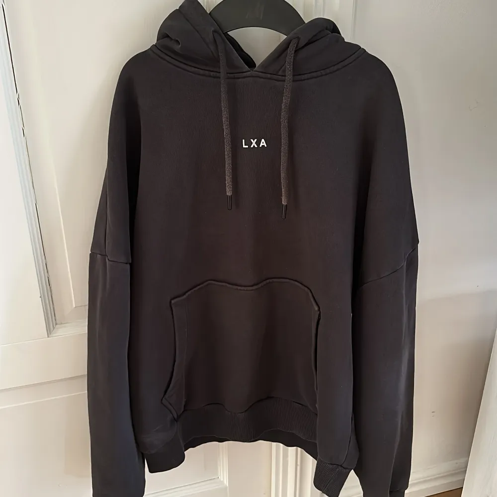 LXA hoodie storlek S i mörkgrå färg!. Hoodies.