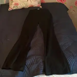 Svarta byxor utan fickor! Säljs då de inte används. Några år gammla. Storlek: 170