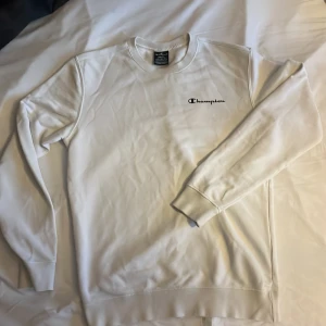 Vit Sweater  - Vit tjocktröja från Champion!  Mycket bra skick utan defekter! Skriv gärna för fler frågor :)