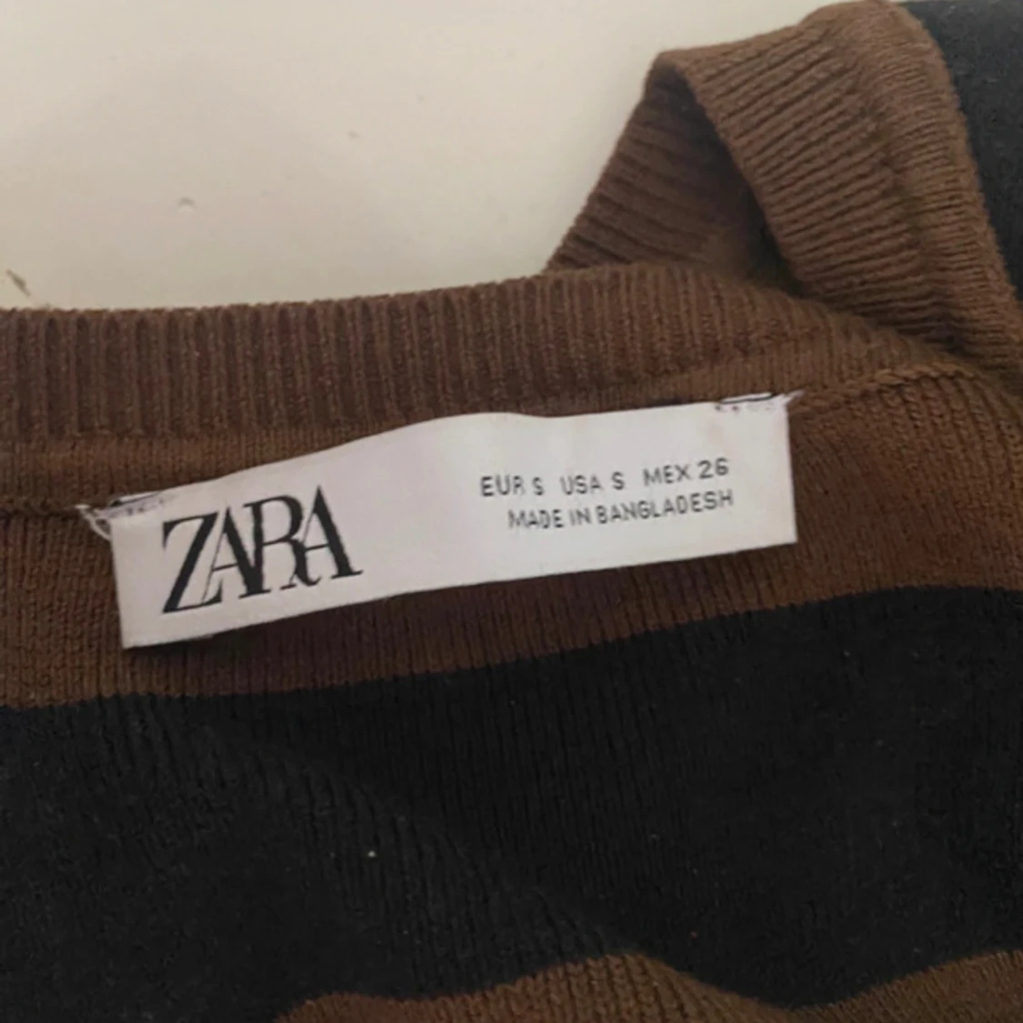 Brun/svart-randig tröja - 91