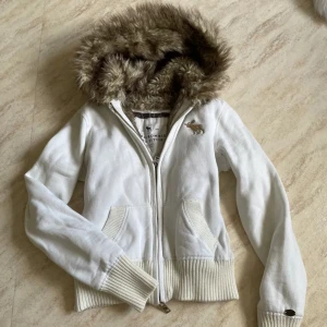 Abercrombie zipup - Jättefin zipup i storlek M, den är liten i storleken så sitter mer som en S. Inga märkbara effekter💕