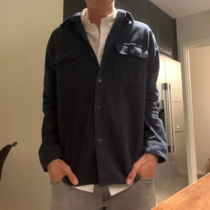 Overshirt - säljer en riktigt snygg Overshirt från Selceted Homme skick 10/10 hör av dig om du har några frågor eller funderingar! Pris kan diskuteras vid snabb affär!🤩