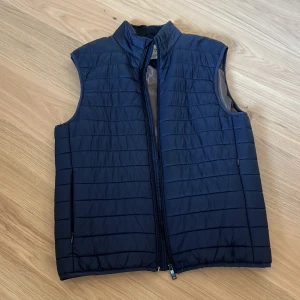 Zara väst - Säljer västen eftersom den är förliten på mig, färgen är mörkare i verkligheten, köpt på zara i somras.