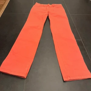 Korall jeans.  - Kollar intresse på mina raka korall jeans!!