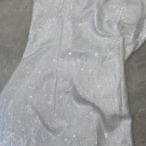 En glittrig body former som är strechig och gör body till hourglass - klänning i storlek xs/s/M. stretchig men formar kroppen. Original pris 350kr men mitt pris är 99kr Tröja i storlek xs. Säljer for 50kr original pris är 120.