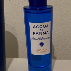 Acqua Di Parma - Säljer nu min arancia di capri, med doft av apelsin i öppningen som är väldigt fin. Passar perfekt nu till varmare vädret i sommaren! Många efter bild, flaskan är 30ml original. Endast test sprayad! Nypris 800kr+, mitt pris 550