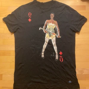 Rare Vivienne Westwood T shirt (svart) - Köpt från farfetch 2018. Väldigt sällsynt. Varan stryks vid eventuellt köp!