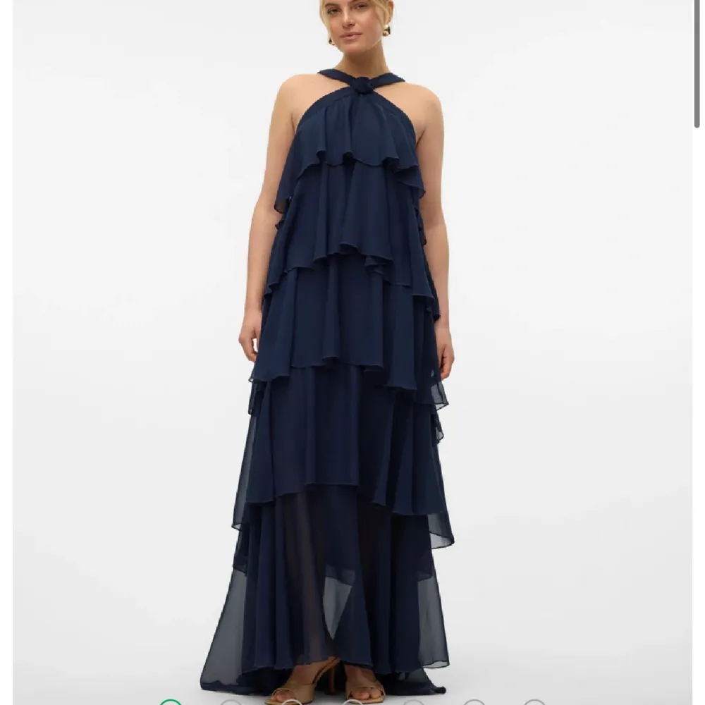Säljer denna eftertraktade, helt slutsålda Vero Moda klänningen. Den är i size M men skulle absolut säga att den passar en size S också. Helt oanvänd, säljer då jag valde en annan färg☺️. Klänningar.