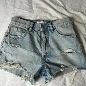 Jättefina lågmidajde/midwaist jeans shorts ifrån zara, säljer pga att dom inte kommer till användning. Dom är använda ungefär 2 ggr så väldigt bra skick!❣️