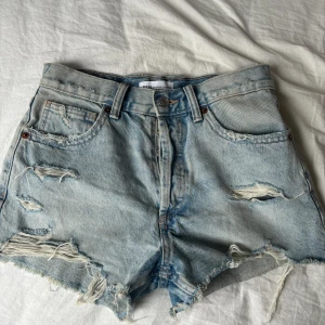 Jeans shorts - Jättefina lågmidajde/midwaist jeans shorts ifrån zara, säljer pga att dom inte kommer till användning. Dom är använda ungefär 2 ggr så väldigt bra skick!❣️