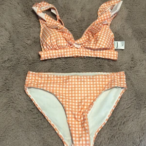 Bikini - Säljer denna söta bikini! Den är sparsamt använd och är i fint skick. Den har den har vaddering i toppen som går att ta ut. 🤍 skriv om det finns fler frågor!!! Pris kan diskuteras!!!