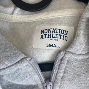 Nonation athelete hoodie grå 