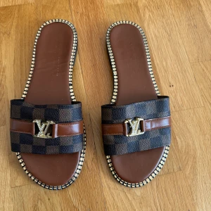 Tofflor - Fina dam sandaler i mycket gott skick.  storlek 38 