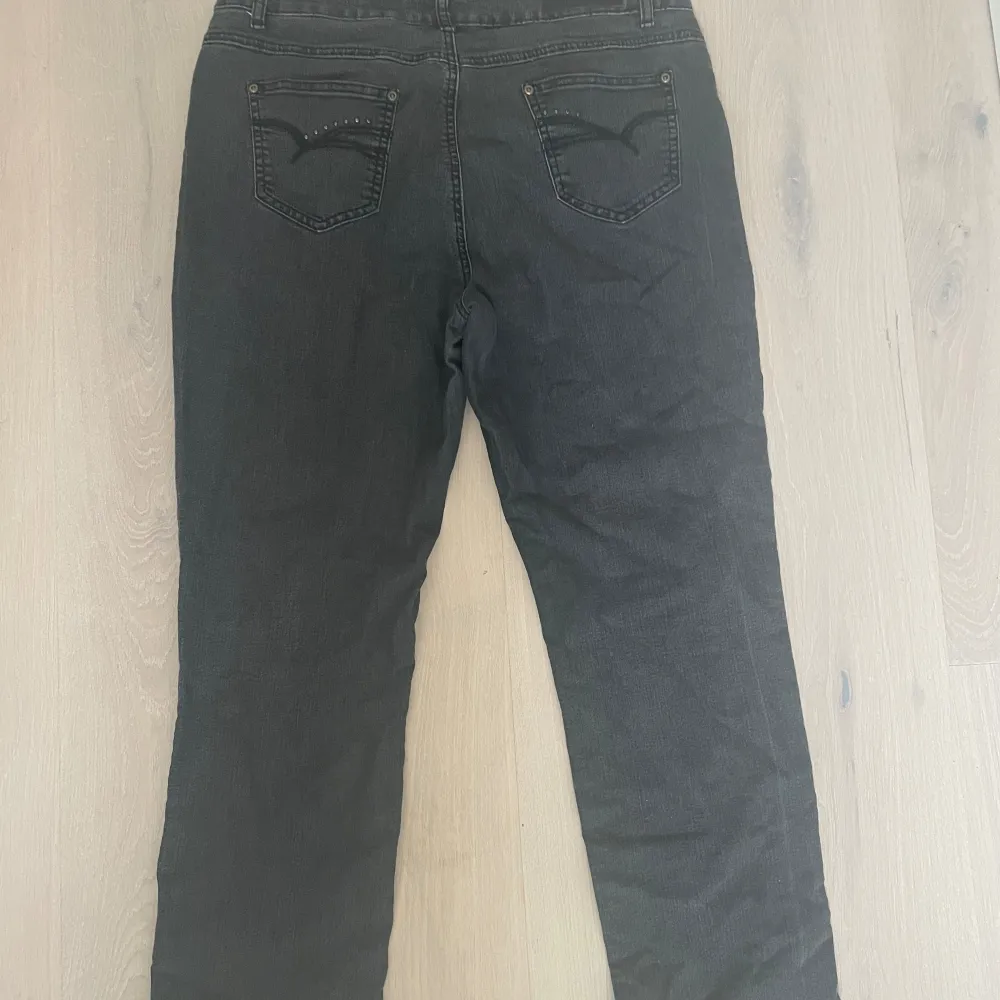 Mörk gråa jeans med fina detaljer på bakfickorna, de är i storlek 42 men skulle säga att de passar M/L 💕🫶. Jeans & Byxor.