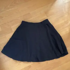 Svart kjol! Används inte längre, därför säljer jag den. Säg till om fler bilder behövs 💞