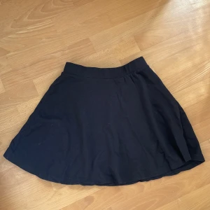 Svart kjol - Svart kjol! Används inte längre, därför säljer jag den. Säg till om fler bilder behövs 💞
