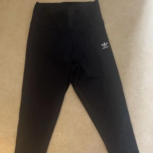 Adidas gym byxor  - Inte gamla och använt en gång väldigt sköna och fina