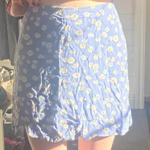 Blå blommig kjol från Hollister. Helt oanvänd 