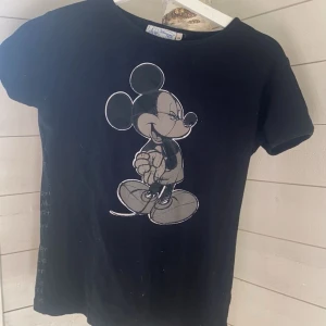 Musse-pigg t-shirt  - T-shirt med musse-pigg tryck. Väldigt skön och knappt använd 