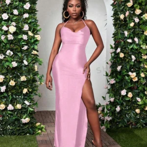 Balklänning rosa xs - Polyester klänning, jättesöt på väldigt stretchiga. Den är öppen i ryggen och inte genomskinlig. Den ör köpt från SHEIN , har lånat bildern från deras hemsida dåjag inte har några bilder där jag har på mig den.