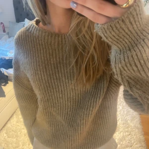 Stickad tröja  - Så mysig stickad tröja från NA-KD! Storlek L men sitter fint oversized på mig som brukar ha S💗💗Fint skick!