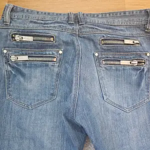 Säljer dessa supersnygga jeans då de inte passar mig. De är lågmidjade och har inga defekter. Ytterbenslängden är 108cm och midjemått är 36cm