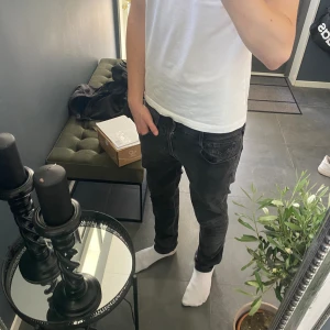 Replay jeans - Riktigt snygga replay jeans i bra skick! Jeansen har den populära modellen Anbass- passform slimfit. Min kompis på bilden är ca 177