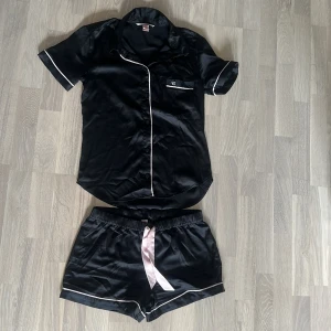 Victoria’s secret pyjamas - Är i mycket bra skick. I storleken XS, sann i storleken. Materialet känns som siden. Svart med ljusrosa detaljer. Säljer då den blivit för liten.  