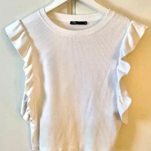 Zara topp - Topp från Zara i storlek M men passar även S, fint skick!💗