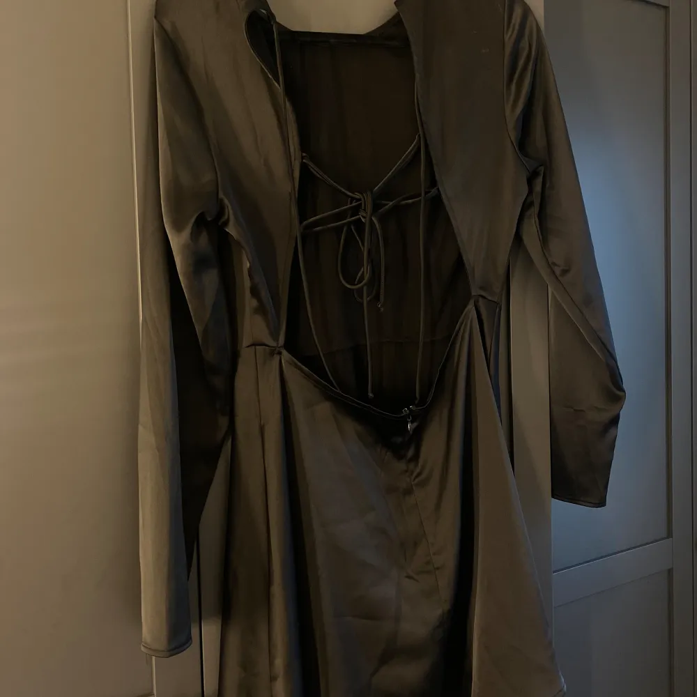 Super söt svart klänning med öppen rygg 🤩 Storlek 38. . Klänningar.