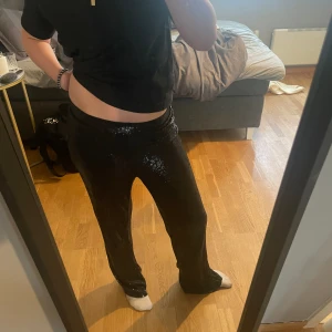 Paljettbyxor/ Glitterbyxor - Super snygga lågmidjade glitter/paljett byxor från Bikbok Aldrig använda endast testade! Stl S 199kr