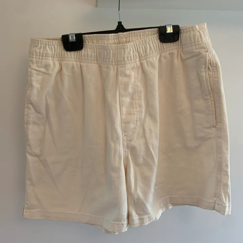 Beiga somriga shorts från H&M i storlek S men passar även M💛. Shorts.