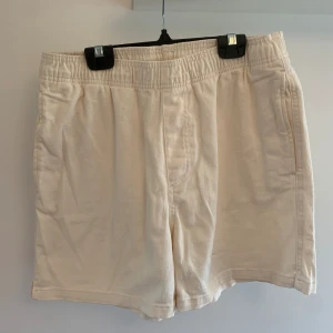 Shorts H&M - Beiga somriga shorts från H&M i storlek S men passar även M💛