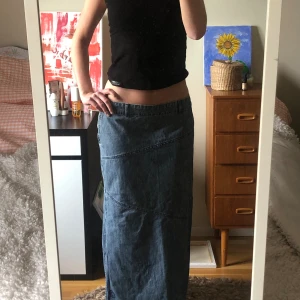 Maxi jeans skirt - Otroligt snygg jeanskjol som tyvärr inte kommer till användning, perfekt skick!!  Midjemått: ca 82 cm  Jag är 170 cm lång och som man ser på bilden går den precis ner i marken😊