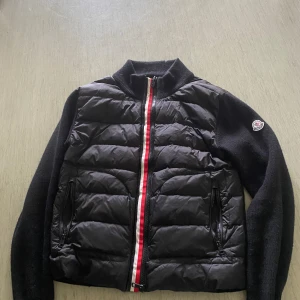 Moncler cardigan  - Riktigt fin moncler cardigan passar storlek M/L