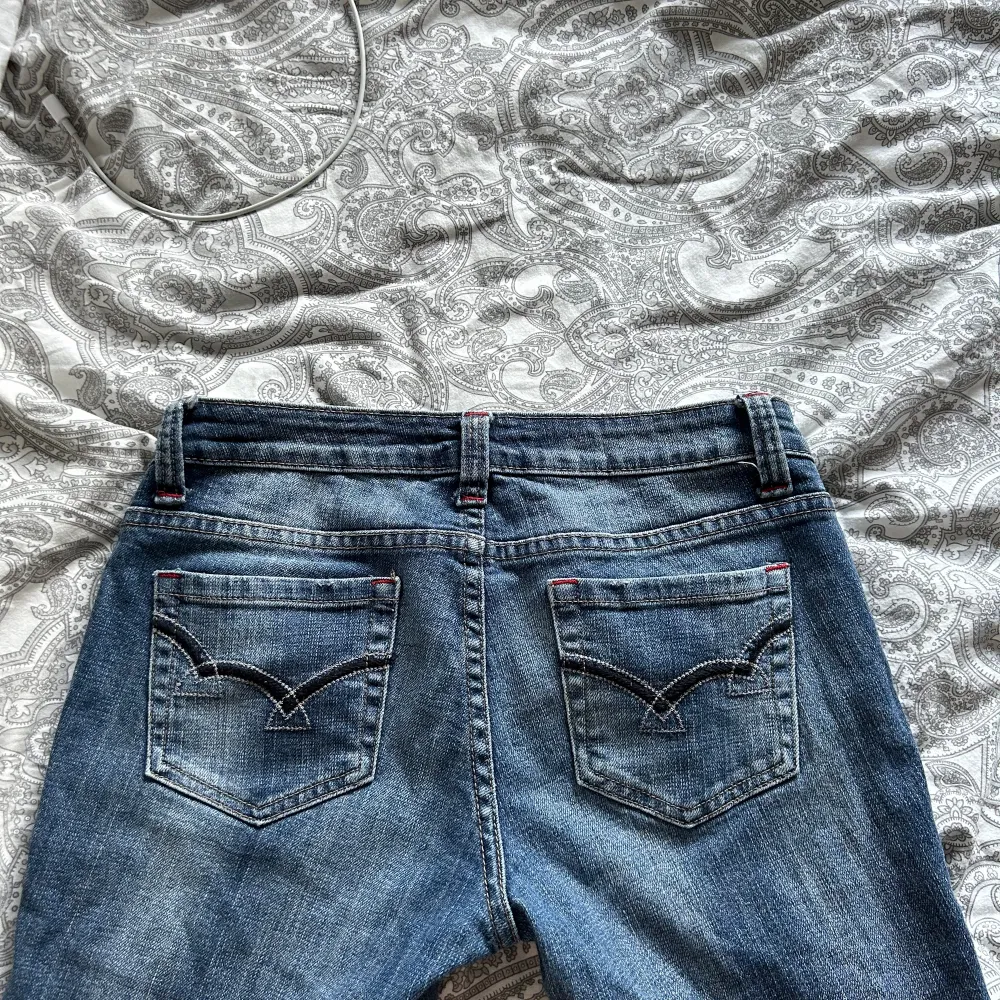 Lågmidjade jeans från forever 21. Super skick💕 midjemått rakt över ca 37 cm. innerbenslängd ca 80 cm🙂. Jeans & Byxor.