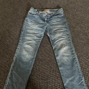 Riktiga Levis jeans som knappt är använda. På bilden är de skrynkliga men stryker dem innan jag skickar iväg de! Mid/low waist i storlek 29 i straight leg modell. Längden är 30 (osäker). Jättefina men säljer då de är för korta. Pris kan diskuteras! 