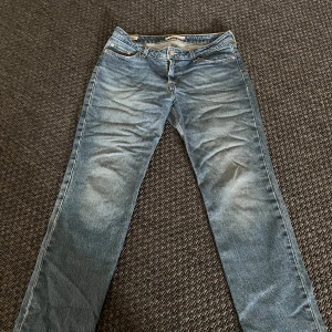 Levis jeans - Riktiga Levis jeans som knappt är använda. På bilden är de skrynkliga men stryker dem innan jag skickar iväg de! Mid/low waist i storlek 29 i straight leg modell. Längden är 30 (osäker). Jättefina men säljer då de är för korta. Pris kan diskuteras! 