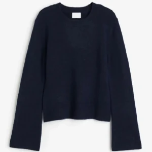 Hm stickad tröja - Säljer min fina stickade törja från HM i marinblå, köptes i Göstas sparsamt använd 💞💞