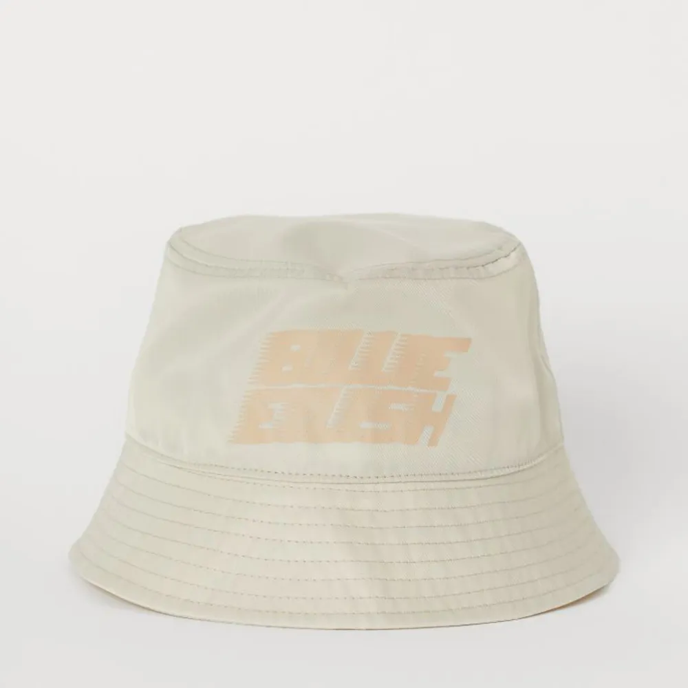 Säljer denna väldigt praktiska och coola Billie Eilish ”bucket-haten” från Hm. Passar perfekt som skydd mot solen men också till en cool outfit !!💫Den är i väldigt fint skick då jag aldrig använt den.✨. Övrigt.