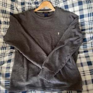 Ralph lauren sweatshirt, Storlek M - Säljer grå Ralph lauren sweatshirt, inga defekter,  Skriv för frågor !