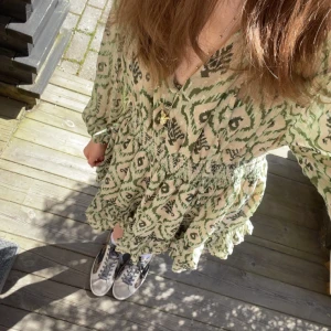 Zara klänning  - Säljer denna fina sommar klänningen från zara. Köpt förra året. Hör av er vid frågor. Storlek s❤️❤️ använd gärna köp nu. Kan mötas upp i Stockholm 