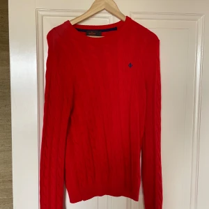 Morris tröja - Stickad röd Morris tröja. Använd men i väldigt bra skick. Ganska tunn och sticks inget !