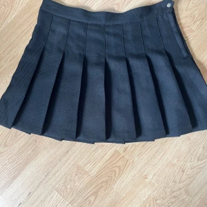 Kjol - Svart nästintill oanvänd kort cirkel kjol!