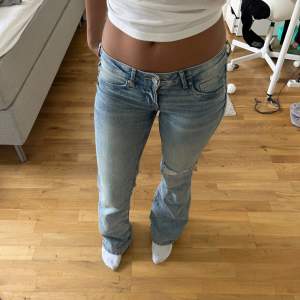 Säljer dessa lågmidjade jeans ifrån hm då dom inte längre kommer till användning. Jeansen är använda ett fåtal gånger och är i mycket bra skick. Priset kan diskuteras💗