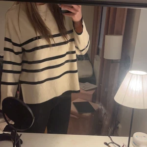Stickad tröja - Jag säljer nu min stickade tröja från vero Moda som är beige med svarta ränder. Säljs pga att den inte kommer till användning. Köpte den för ca 3 månader sen och har knappt använt den så den är som ny. Jag köpte den för 500kr o säljer den för 350kr. 