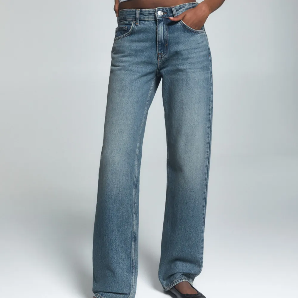 Midwaist jeans ifrån PULL&BEAR köpta från Zalando o knappt använda!. Jeans & Byxor.