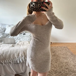 Stickad klänning - Beige stickad klänning. Använd 1 gång 🤎👍🏼👍🏼💞💞 super fin 