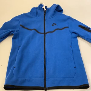 Nike tech fleece storlek S - Nike tech fleece i Storlek: S. är i bra skick förutom en skada på ryggen! 