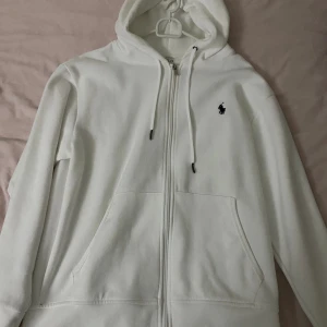 Polo Ralph Lauren zip tröja - Polo Ralp Lauren Zip tröja för ett bra pris  * använd 3 gånger * är i nyskick, säljer så den är för stor för mig  * Storlen S * passar både tjejer och killar  Vid snabb affär kan priset diskuteras